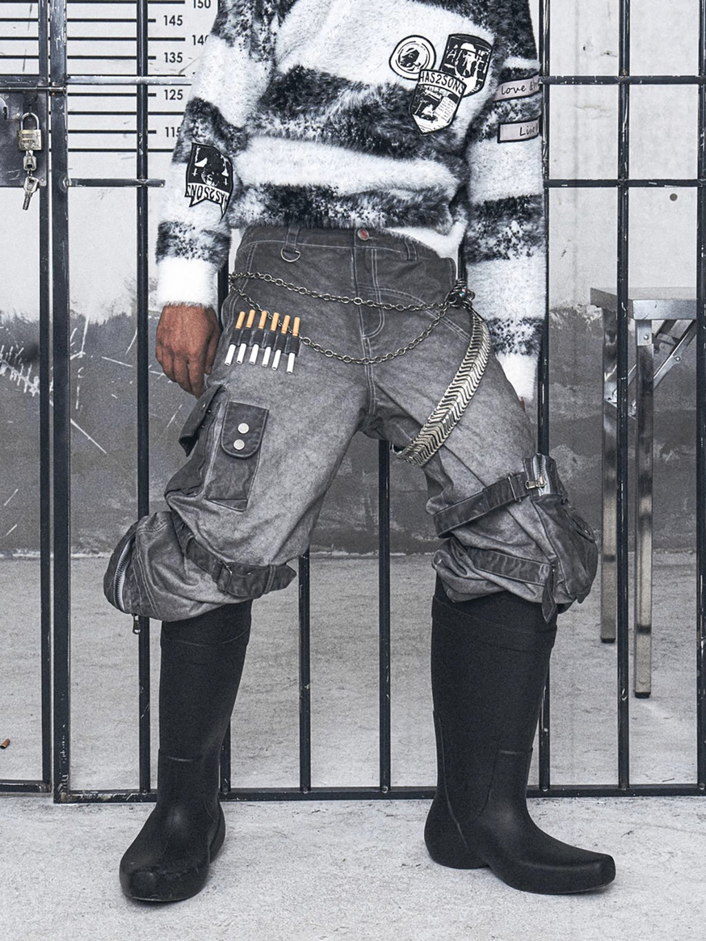 複数のポケットとワークパンツ用のシェルデザインを備えた古い継ぎ合わせた頑丈なストラップを作成します