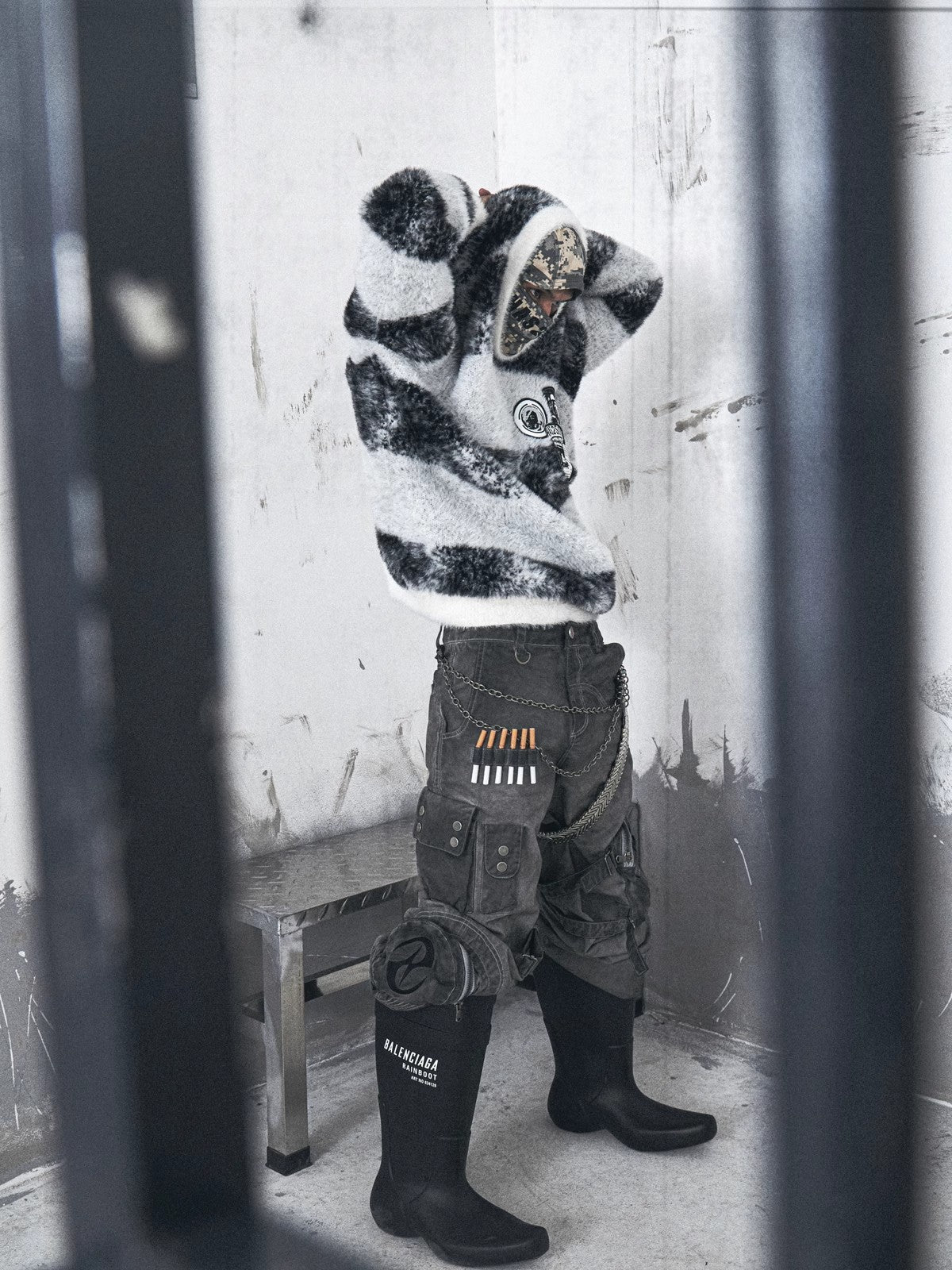 複数のポケットとワークパンツ用のシェルデザインを備えた古い継ぎ合わせた頑丈なストラップを作成します