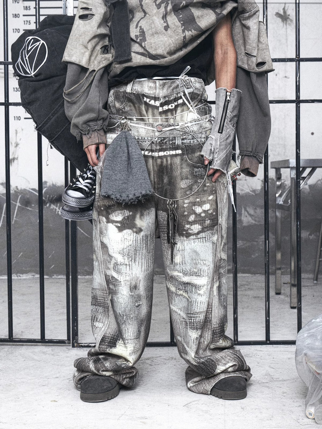 路上で着用されている偽の下着 2 組、だぶだぶのプリントが施された本物の破れたジーンズ