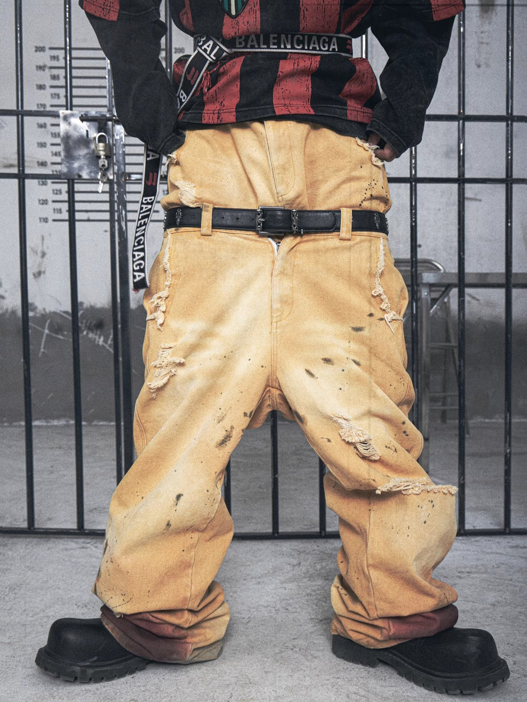 色あせたゆるいだぶだぶのシルエットのスプレー コード リューがインクをはねて古い黄色のパンツを作りました。