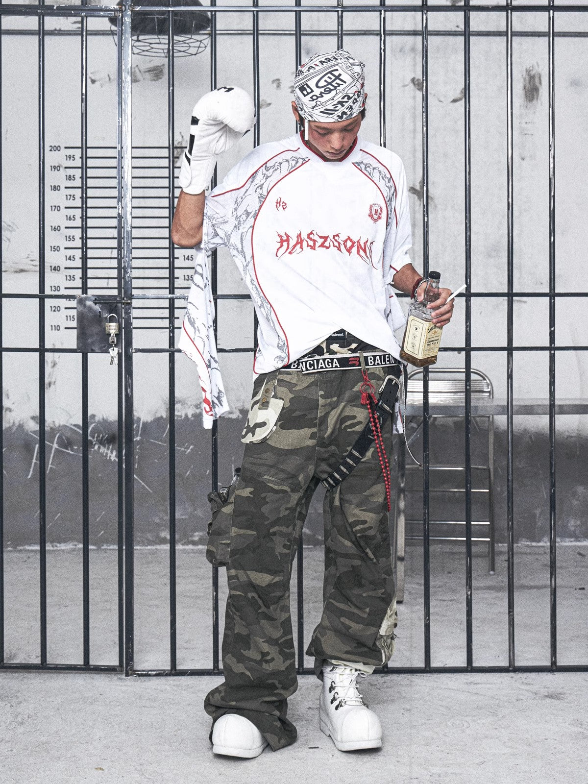 ウォッシュ加工を施したヴィンテージカモフラージュをスプライシングしたコントラストの効いた立体的なポケットが特徴のワークパンツです。複数のポケットが付いています。