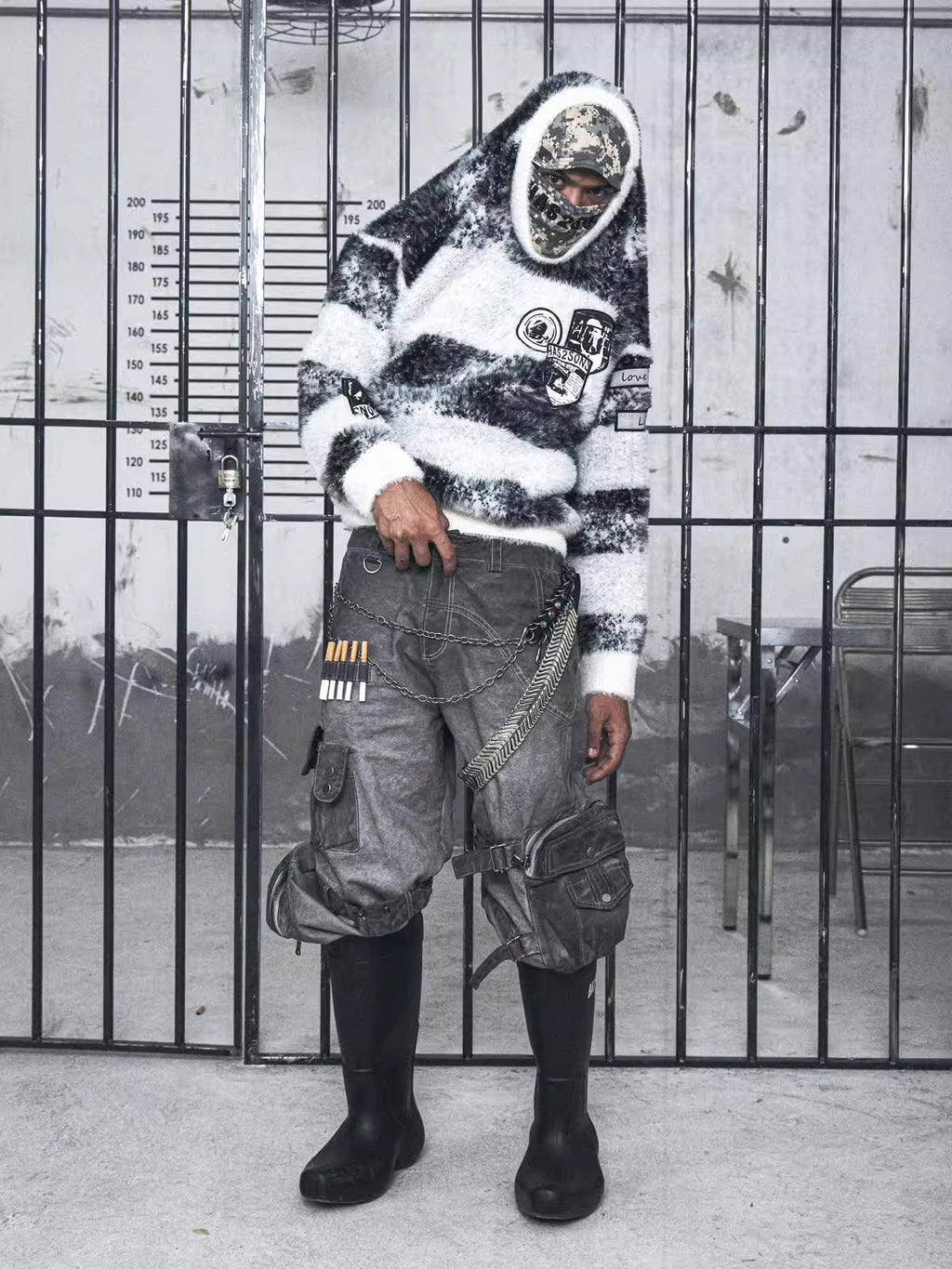 複数のポケットとワークパンツ用のシェルデザインを備えた古い継ぎ合わせた頑丈なストラップを作成します