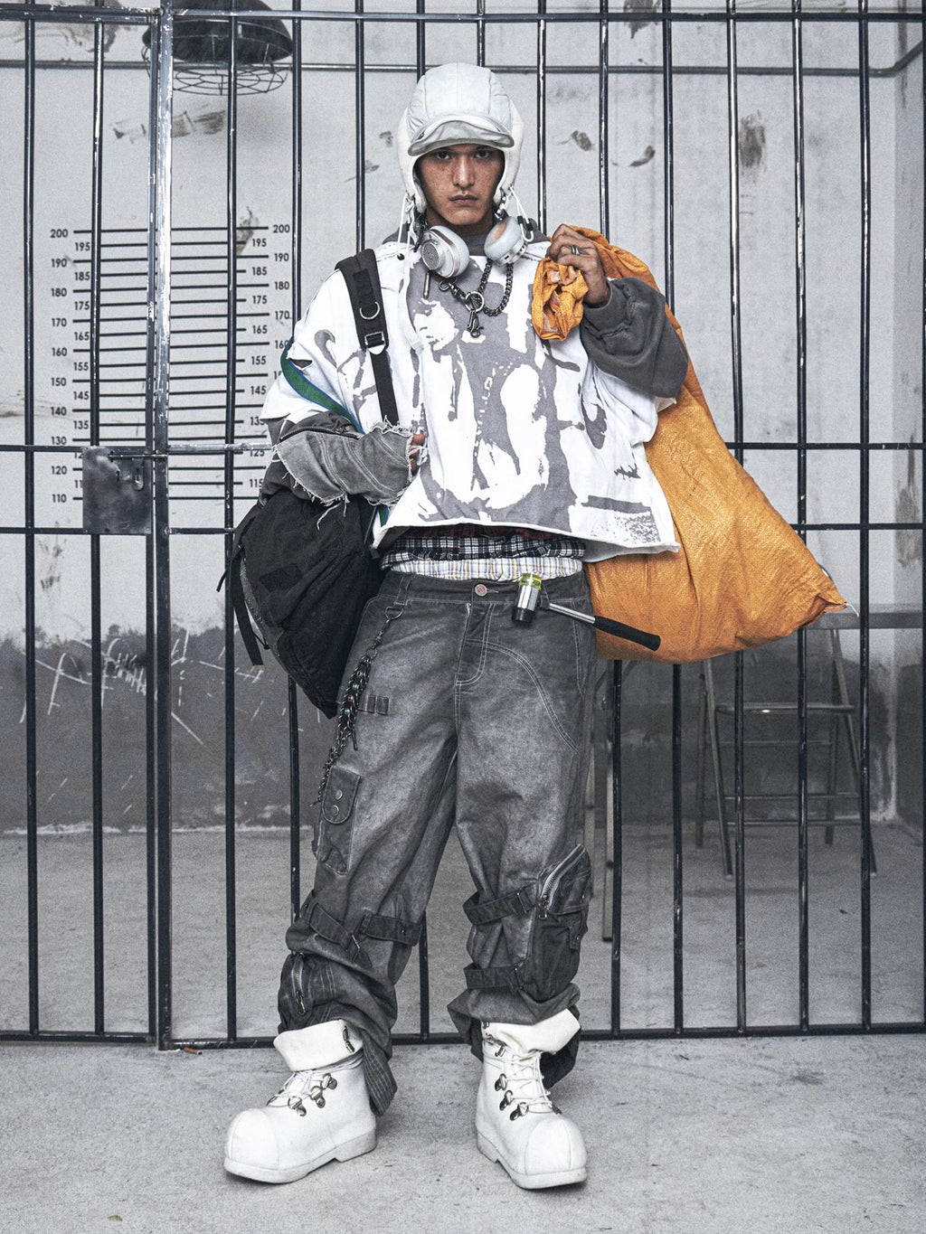 複数のポケットとワークパンツ用のシェルデザインを備えた古い継ぎ合わせた頑丈なストラップを作成します