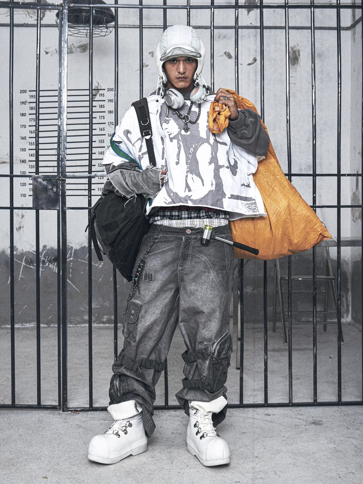 複数のポケットとワークパンツ用のシェルデザインを備えた古い継ぎ合わせた頑丈なストラップを作成します