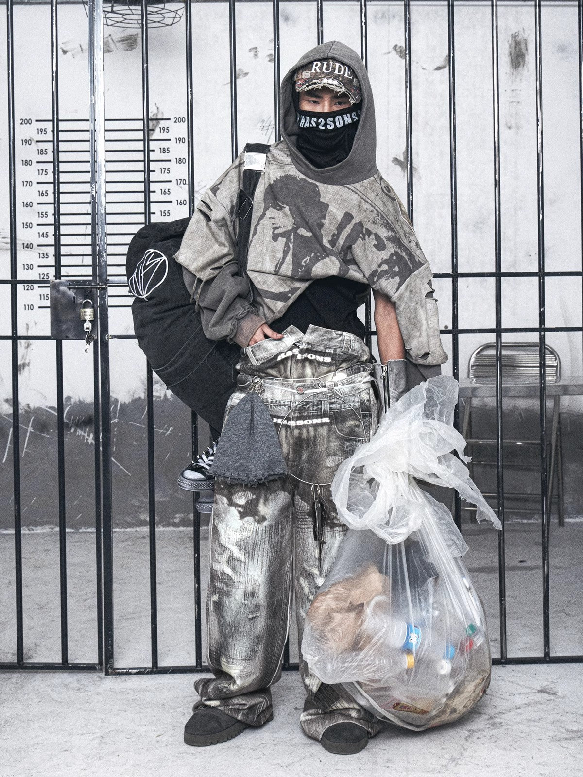 路上で着用されている偽の下着 2 組、だぶだぶのプリントが施された本物の破れたジーンズ