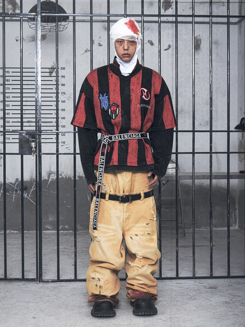 色あせたゆるいだぶだぶのシルエットのスプレー コード リューがインクをはねて古い黄色のパンツを作りました。