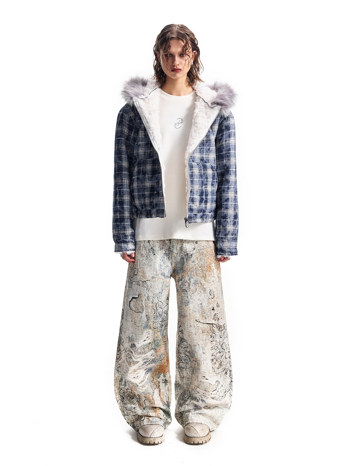 手描きのスプレー塗装の厚い青いチェック柄のラムヘア ジャケット、毛皮の襟のフード付きジャケット、冬