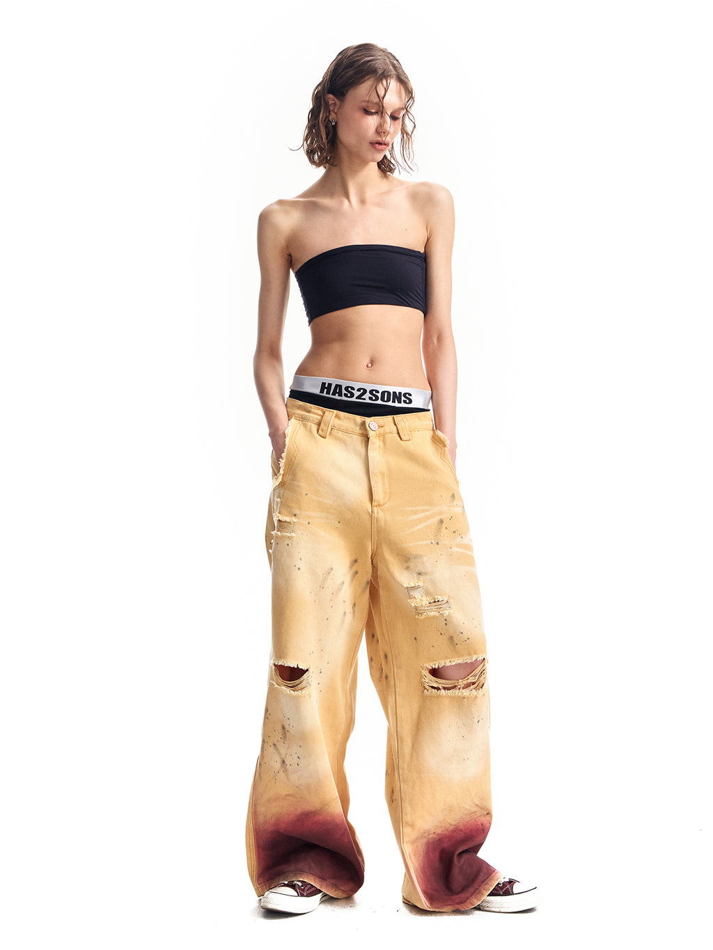 色あせたゆるいだぶだぶのシルエットのスプレー コード リューがインクをはねて古い黄色のパンツを作りました。