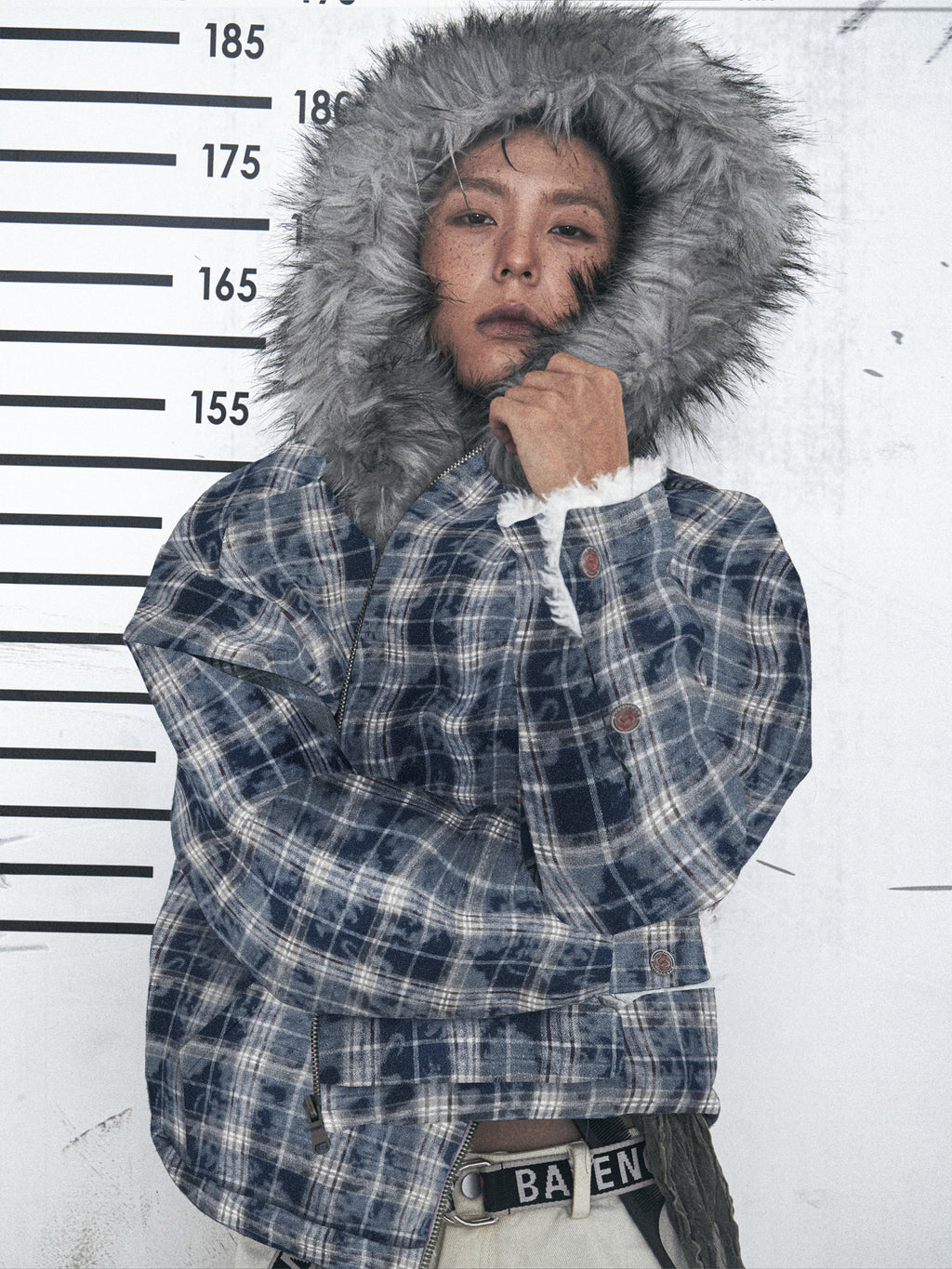 手描きのスプレー塗装の厚い青いチェック柄のラムヘア ジャケット、毛皮の襟のフード付きジャケット、冬