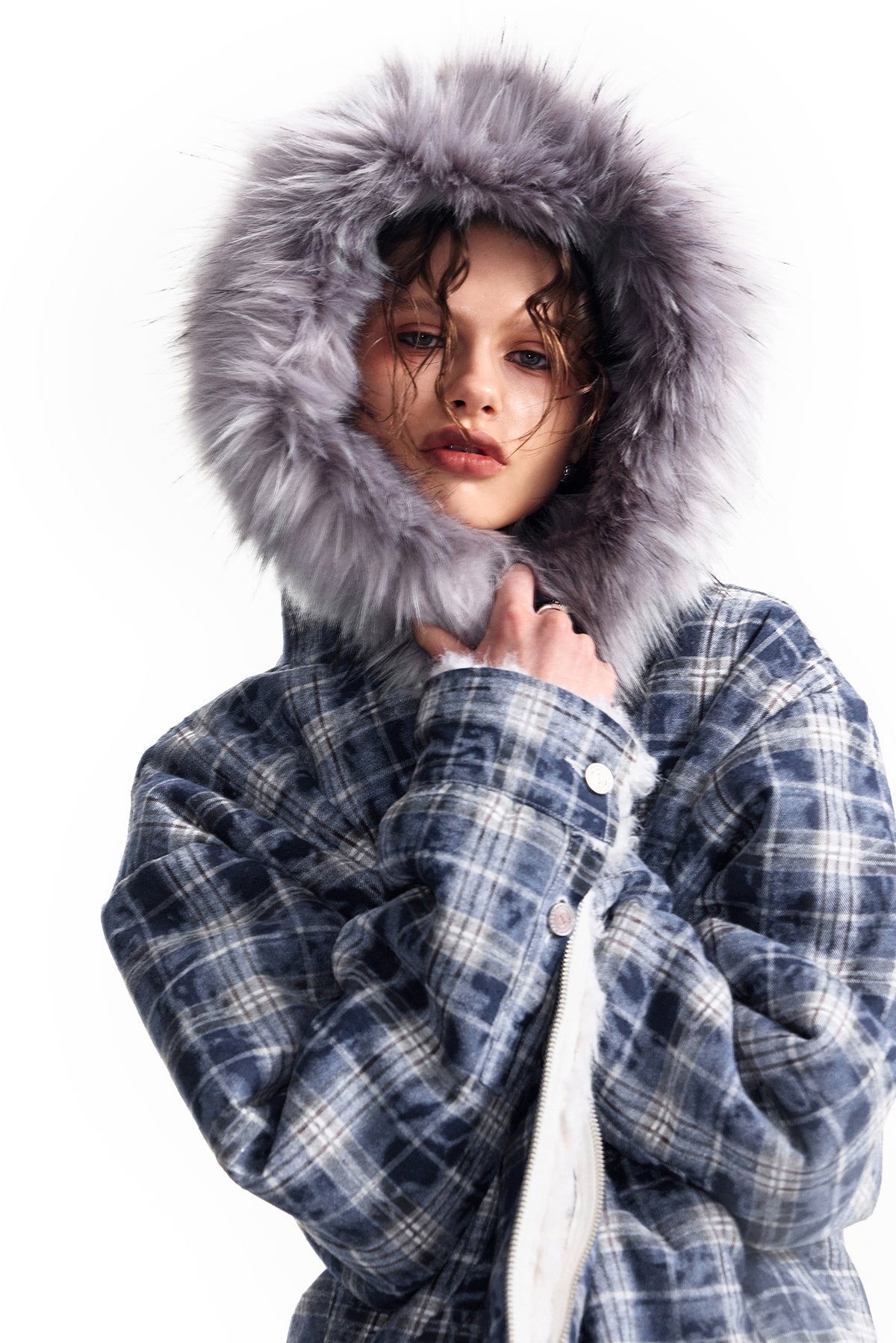 手描きのスプレー塗装の厚い青いチェック柄のラムヘア ジャケット、毛皮の襟のフード付きジャケット、冬