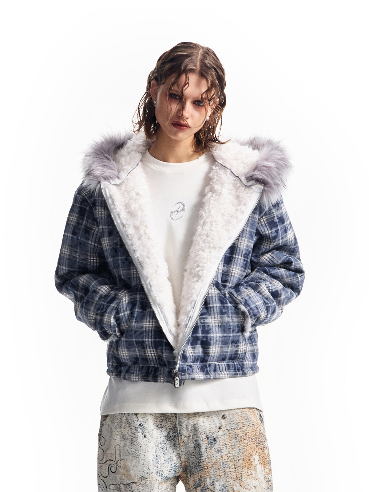 手描きのスプレー塗装の厚い青いチェック柄のラムヘア ジャケット、毛皮の襟のフード付きジャケット、冬