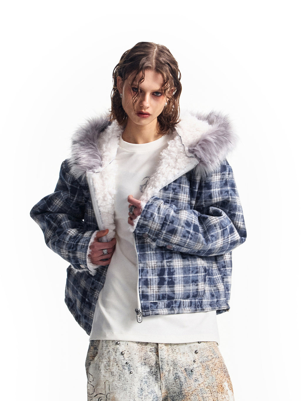 手描きのスプレー塗装の厚い青いチェック柄のラムヘア ジャケット、毛皮の襟のフード付きジャケット、冬