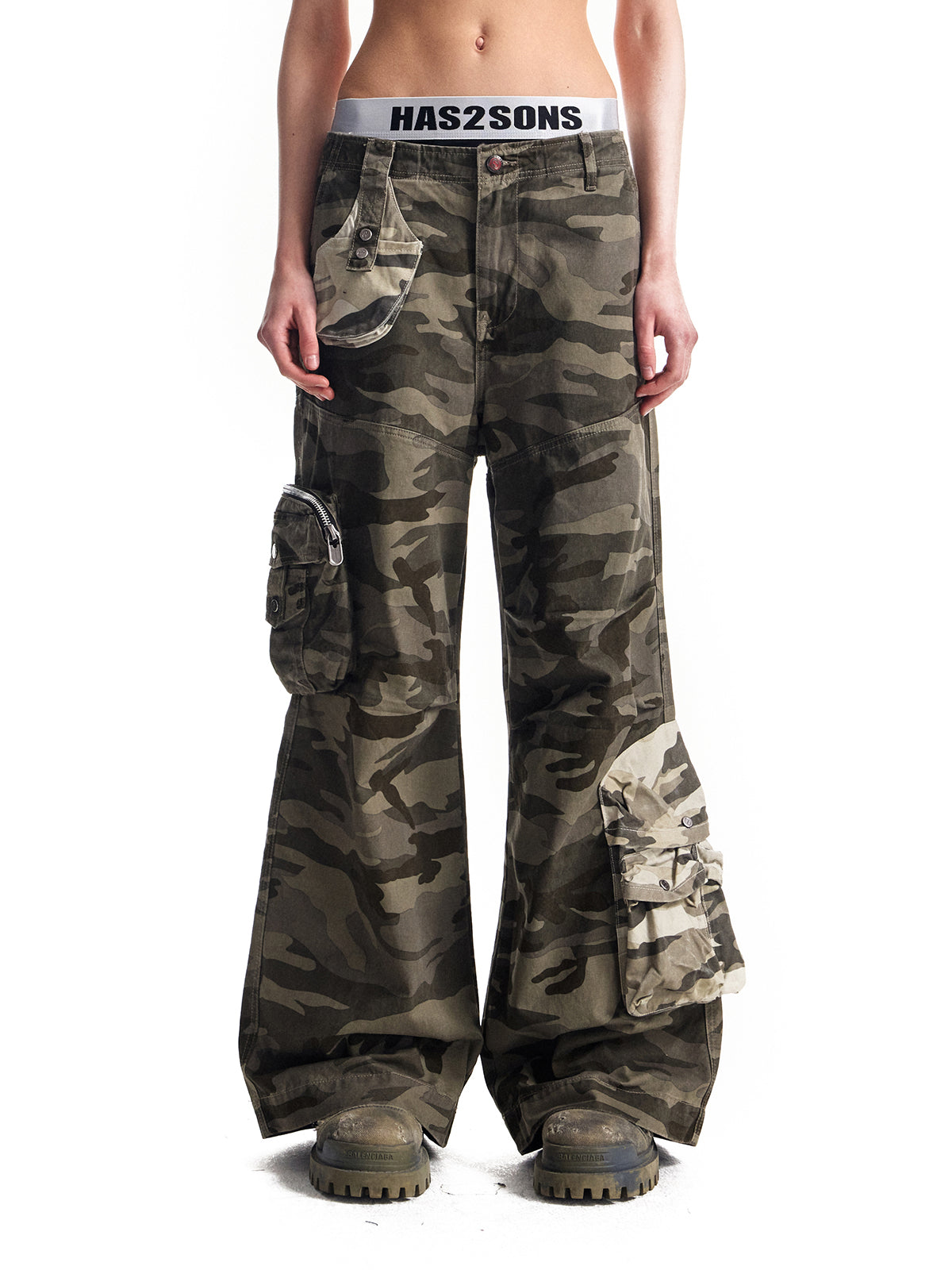 ウォッシュ加工を施したヴィンテージカモフラージュをスプライシングしたコントラストの効いた立体的なポケットが特徴のワークパンツです。複数のポケットが付いています。