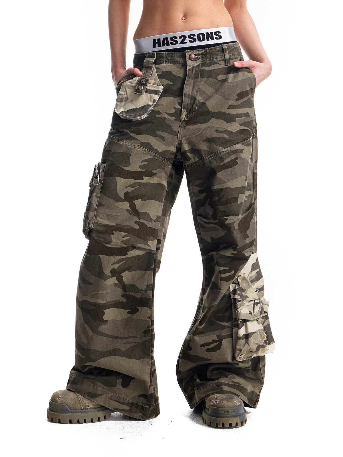 ウォッシュ加工を施したヴィンテージカモフラージュをスプライシングしたコントラストの効いた立体的なポケットが特徴のワークパンツです。複数のポケットが付いています。