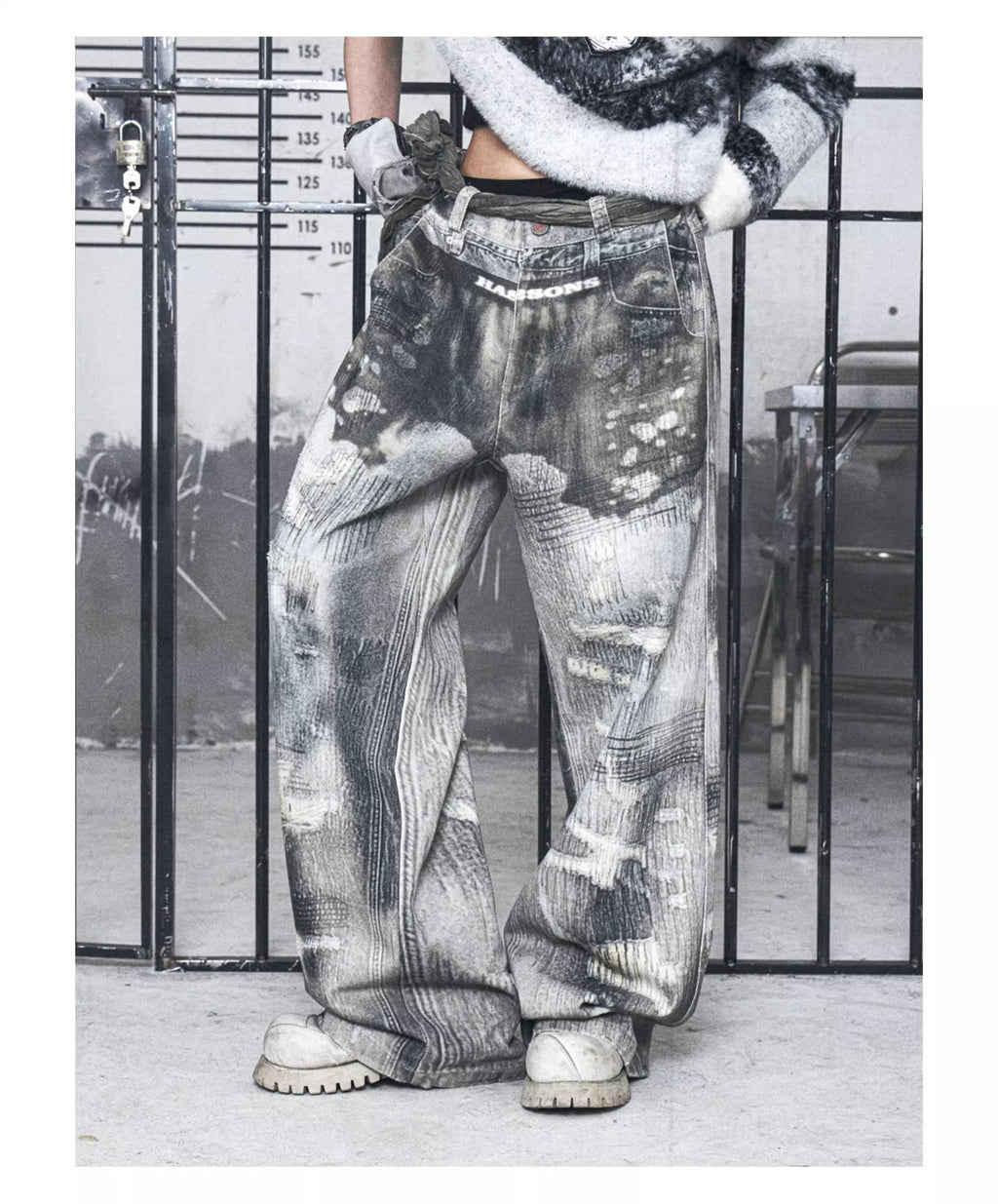 路上で着用されている偽の下着 2 組、だぶだぶのプリントが施された本物の破れたジーンズ