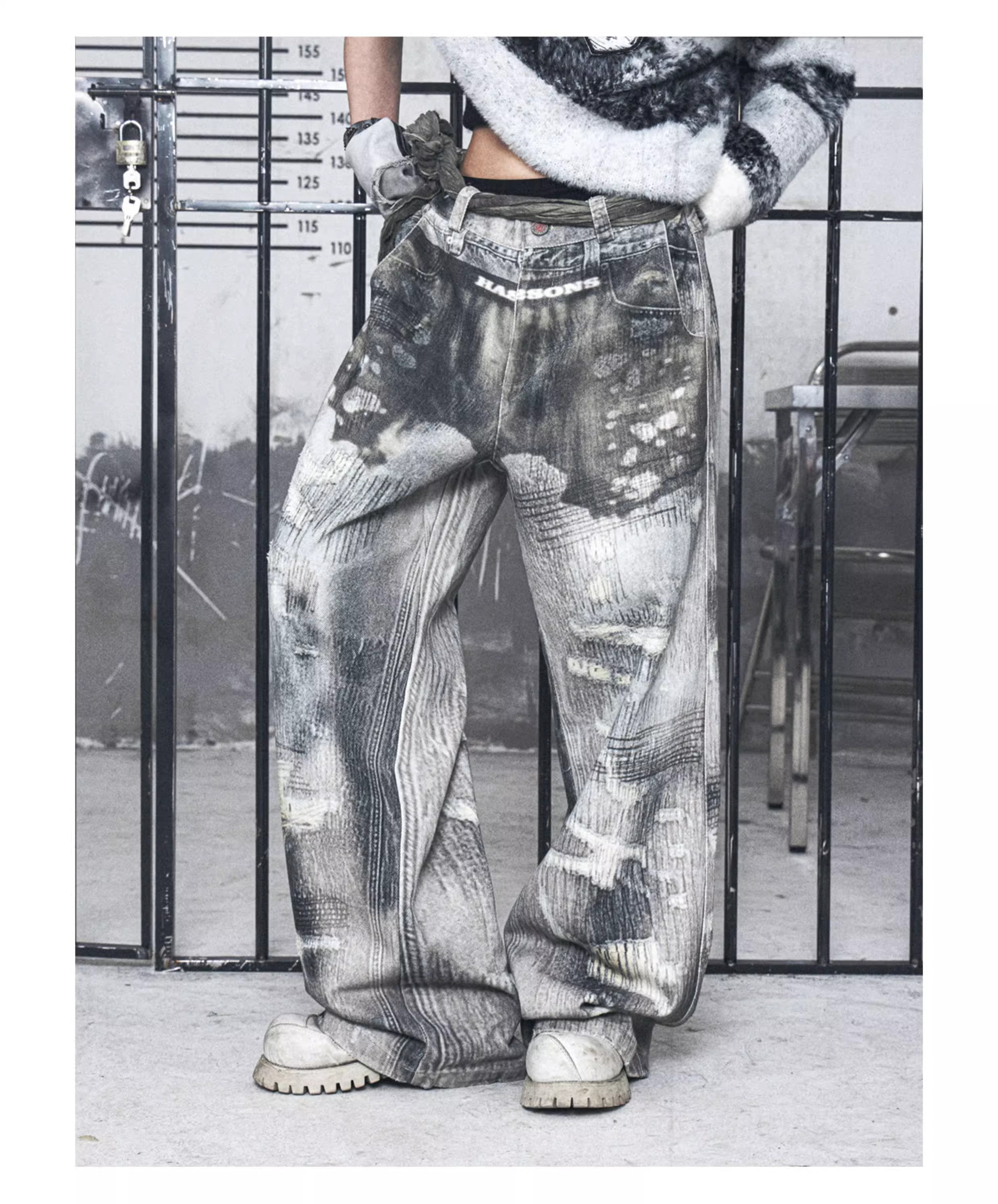 路上で着用されている偽の下着 2 組、だぶだぶのプリントが施された本物の破れたジーンズ