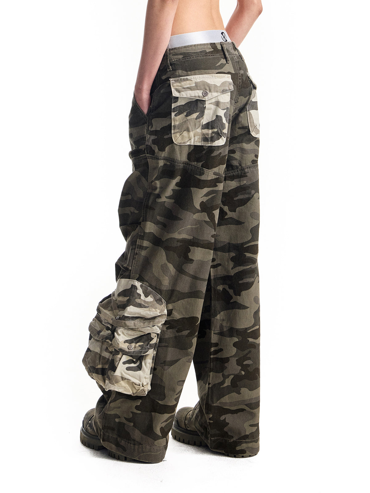 ウォッシュ加工を施したヴィンテージカモフラージュをスプライシングしたコントラストの効いた立体的なポケットが特徴のワークパンツです。複数のポケットが付いています。