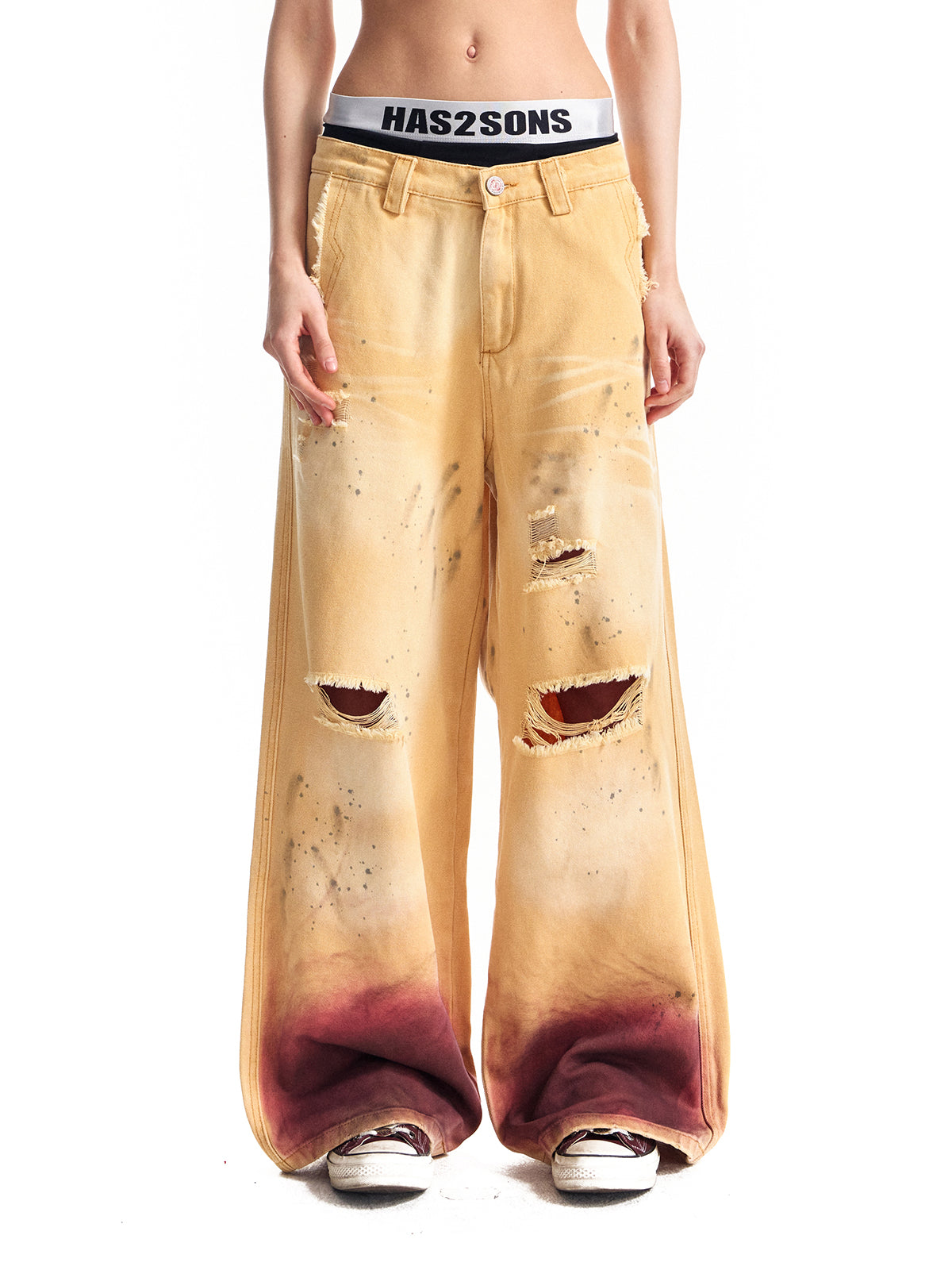 色あせたゆるいだぶだぶのシルエットのスプレー コード リューがインクをはねて古い黄色のパンツを作りました。