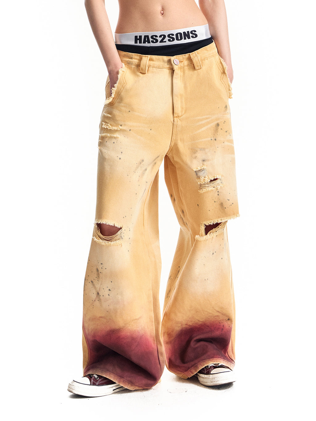 色あせたゆるいだぶだぶのシルエットのスプレー コード リューがインクをはねて古い黄色のパンツを作りました。