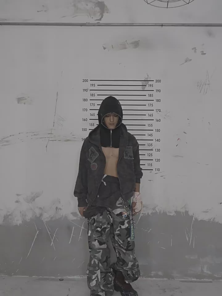 路上で着用されている偽の下着 2 組、だぶだぶのプリントが施された本物の破れたジーンズ